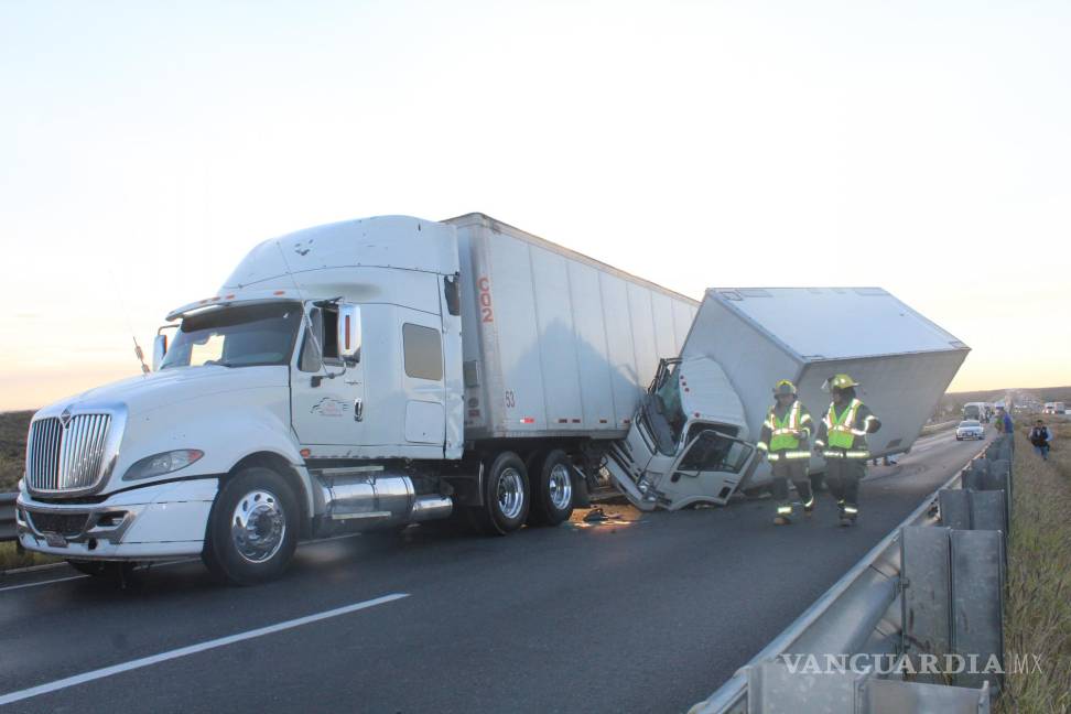 Empleado mueblero choca y mata a su copiloto en la autopista a Torreón