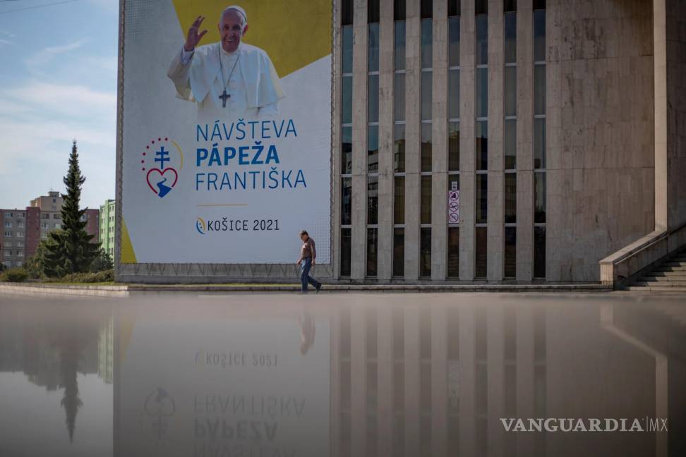 $!Un hombre camina bajo una gran valla publicitaria que muestra una imagen del Papa Francisco y lee ‘Visita del Papa Francisco, Kosice 2021’, en Kosice, Eslovaquia. EFE/EPA/Martin Divisek