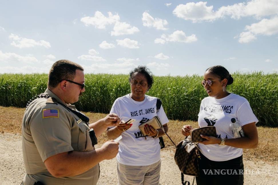 $!Sharon Lavigne, centro, y su hija, Shamyra Lavigne, hablan con un sheriff durante un enfrentamiento en Welcome, Luisiana.