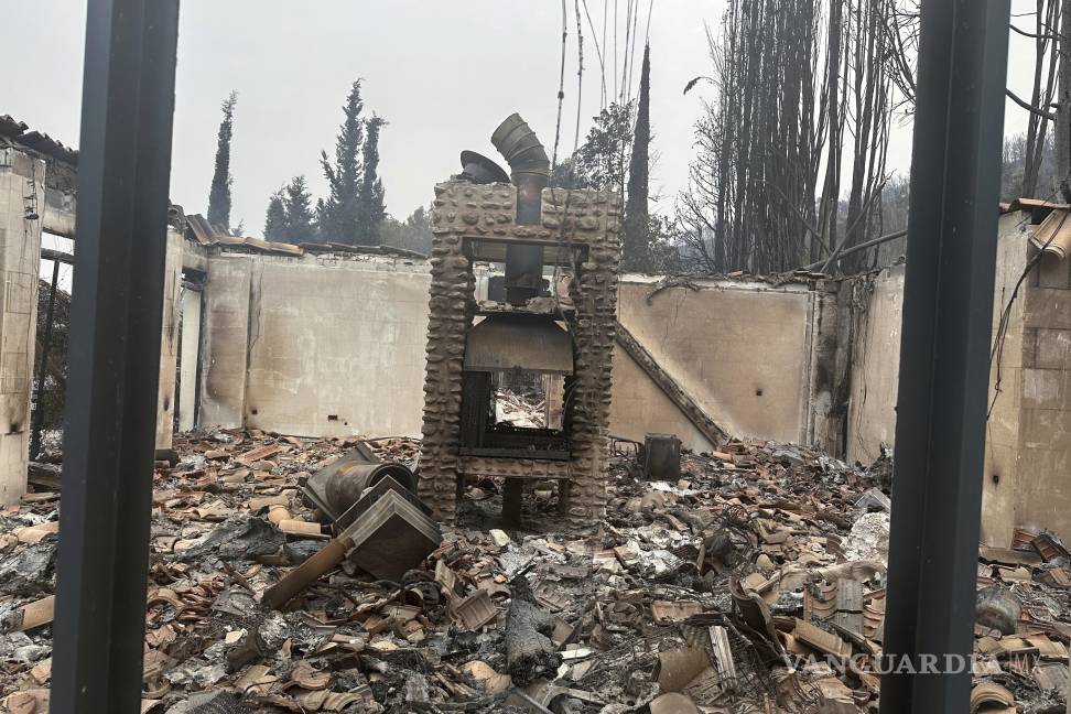 $!Una casa destruida después de que estallara el mayor incendio forestal de Francia, cerca de Durban-Corbières, en el sur de Francia.