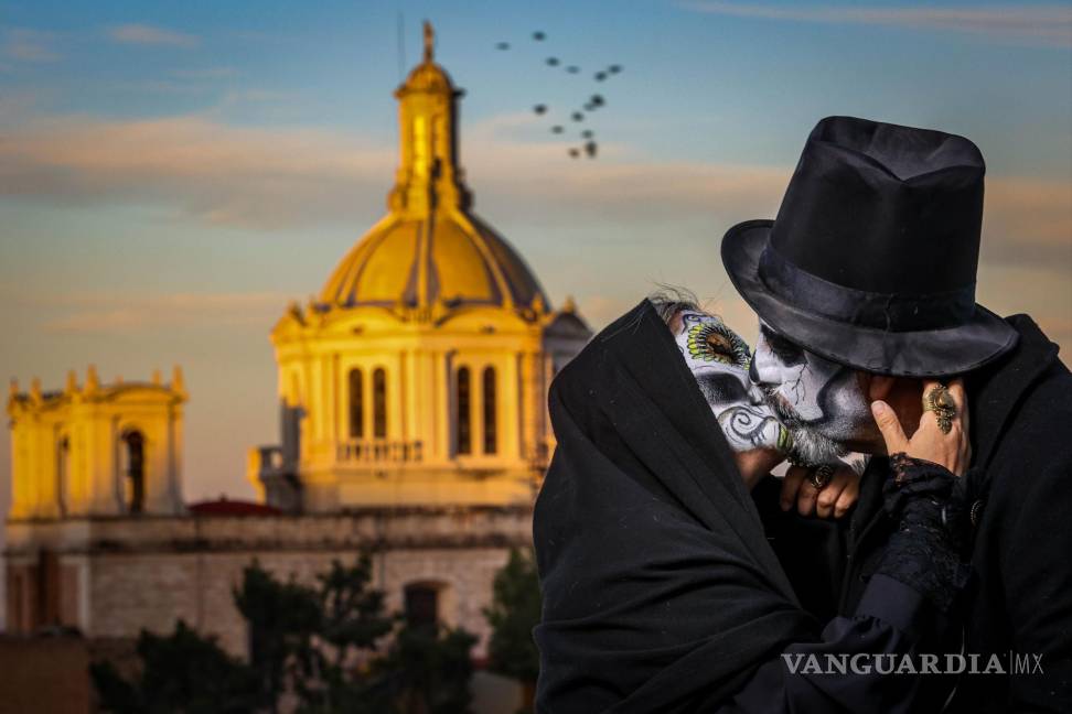 $!El Día de Muertos, en noviembre, es una de las tradiciones más arraigadas en México.