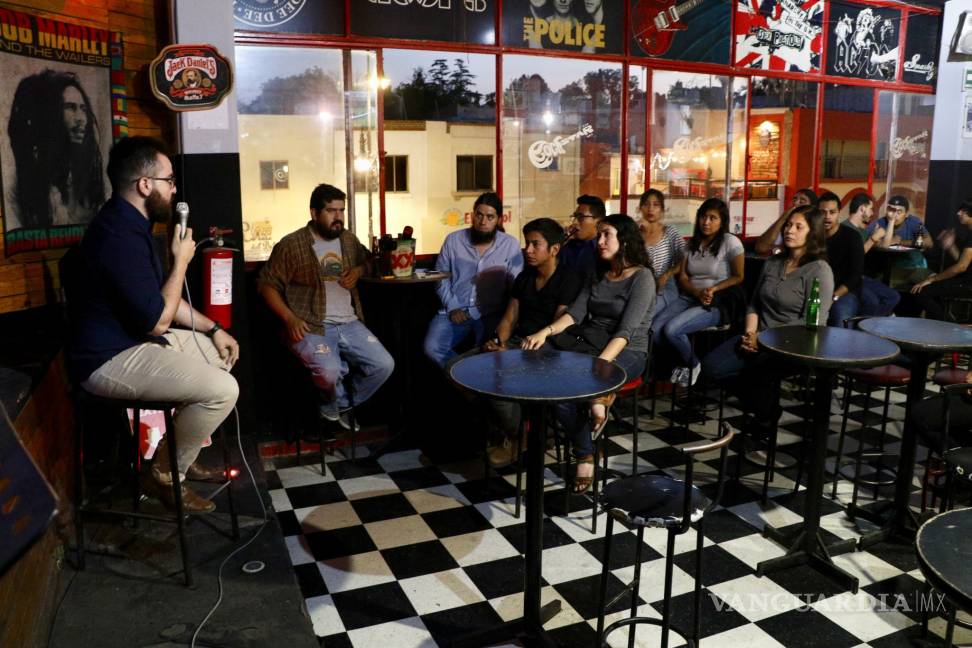 $!Jóvenes se reúnen para hablar de política en bar de Saltillo