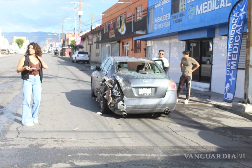 Choque de camión urbano en Saltillo deja cuantiosos daños materiales