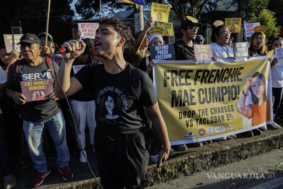 $!Protesta en apoyo a la periodista filipina Frenchie Mae Cumpio y a la defensora de derechos humanos Marielle Domequil acusados de financiación el terrorismo.