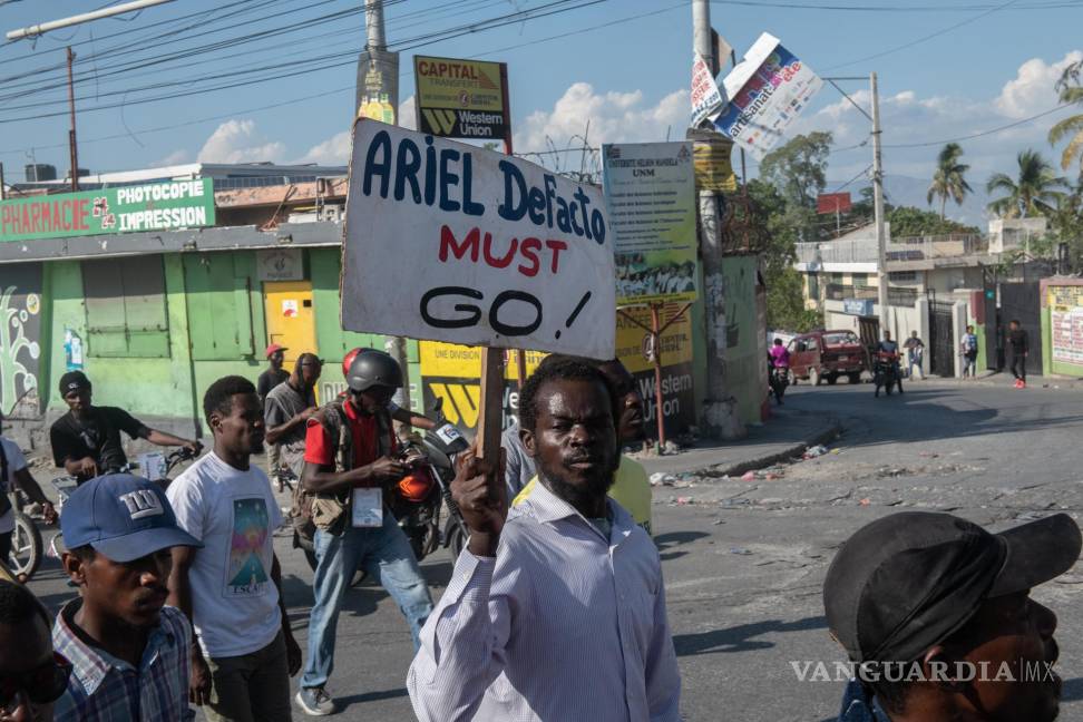 $!Manifestantes protestan para exigir la renuncia del primer ministro Ariel Henry en Puerto Príncipe, Haití.