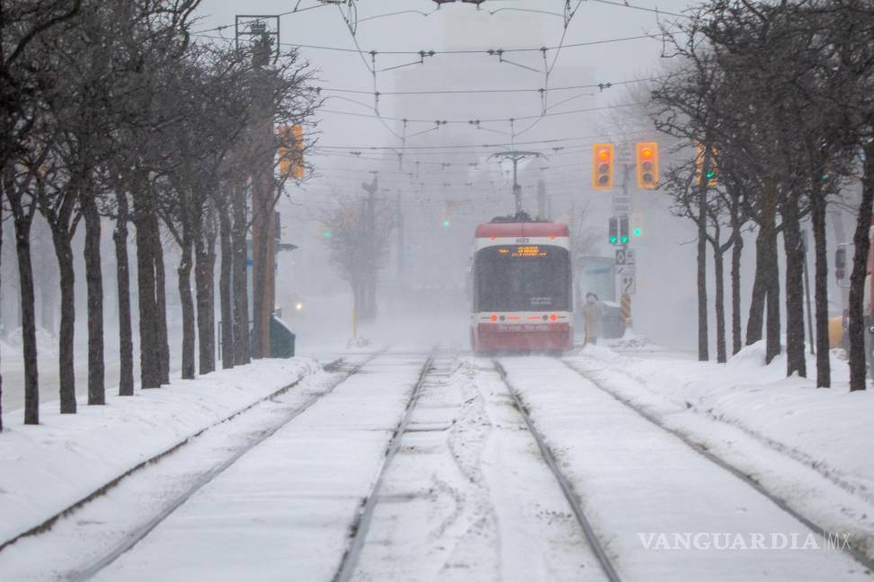 $!Fotografía que muestra un tranvía durante una nevada este domingo, en Toronto, Canadá.
