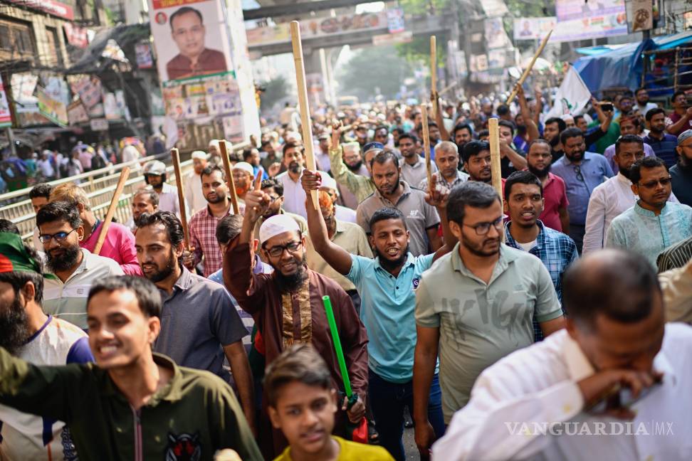 $!Activistas del partido Jamaat-e-Islami de Bangladesh protestan contra el “confinamiento” nacional decretado por la ex primera ministra Sheikh Hasina.