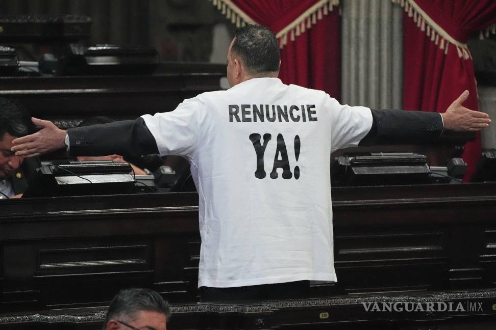 $!El legislador opositor Carlos Roberto Calderón protesta contra el presidente guatemalteco Bernardo Arévalo, en su segundo informe anual al Congreso.