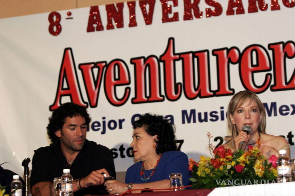 $!15 de agosto de 2005. Los actores Eduardo Santamarina, Carmen Salinas y Edith González, en la ceremonia del 8vo. Aniversario de la obra Aventurera. Cuartoscuro/Osvaldo Aguilar