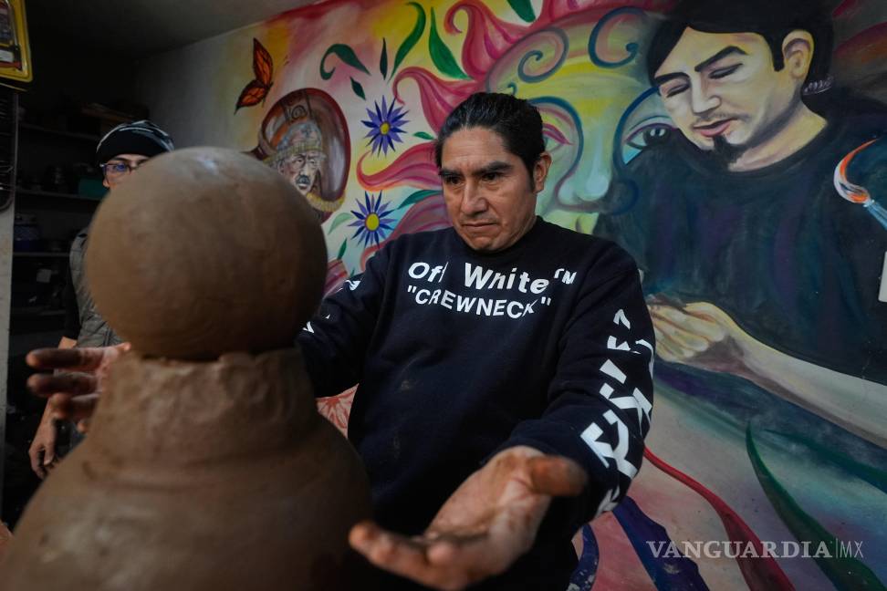 $!El artesano mexicano Cecilio Sánchez trabaja una pieza de arcilla en su taller en Metepec, Estado de México.
