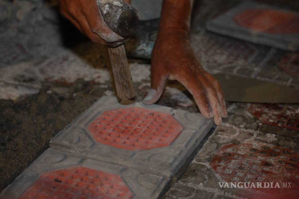 $!El tradicional piso chino, característico del centro de Saltillo, es restaurado para conservar la identidad del lugar y facilitar el paso peatonal.