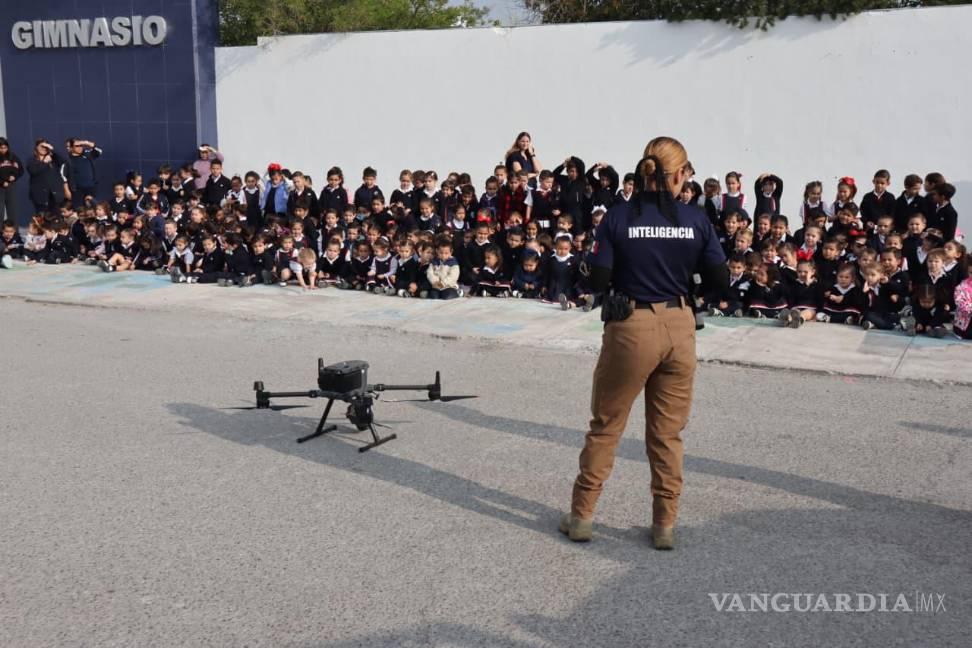 $!Alumnas y alumnos del Instituto Vivir se mostraron entusiasmados con la exhibición de drones y la participación de los binomios caninos en la actividad policial.