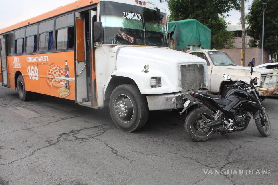 Motociclista de 17 años es embestido por camión urbano en la zona centro de Saltillo