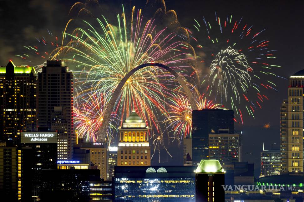 $!Fuegos artificiales en San Luis, Missouri, el 3 de julio de 2024. Hoy se celebran 249 años desde que EU declaró su independencia de Gran Bretaña en 1776.