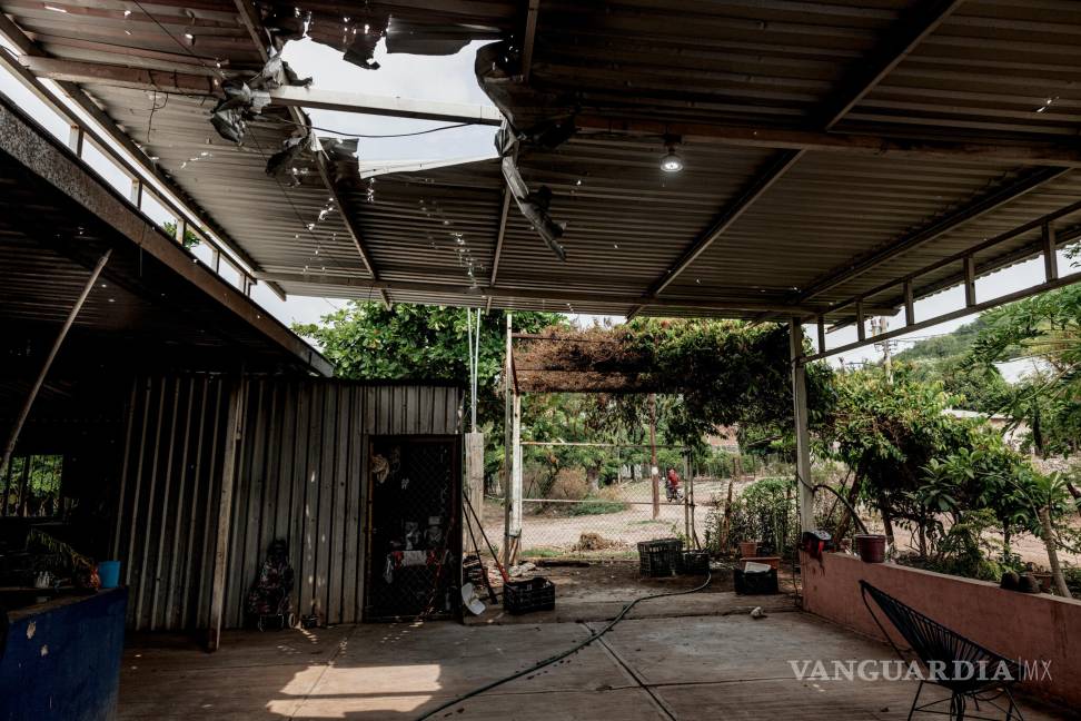 $!Daños provocados por una bomba lanzada por un dron en el techo de una casa en El Guayabo, Michoacán. Los cárteles utilizan artefactos explosivos improvisados.