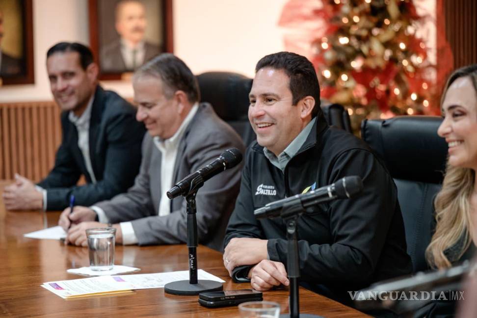 $!Autoridades municipales y directivos de NEMT Register durante la entrega de la certificación, que reconoce el orden interno, la transparencia y la calidad en los servicios.