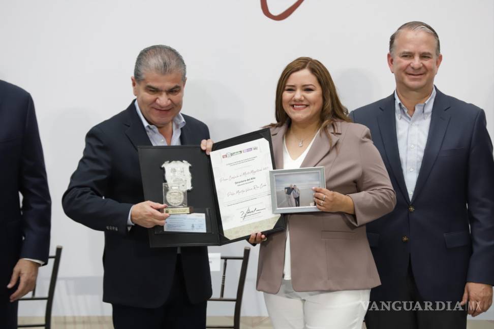 $!Maritza Valeria Ríos Cerda, directora de Secundaria de la escuela “Antonio Machado”, de Allende recibió la Presea al Mérito Magisterial.