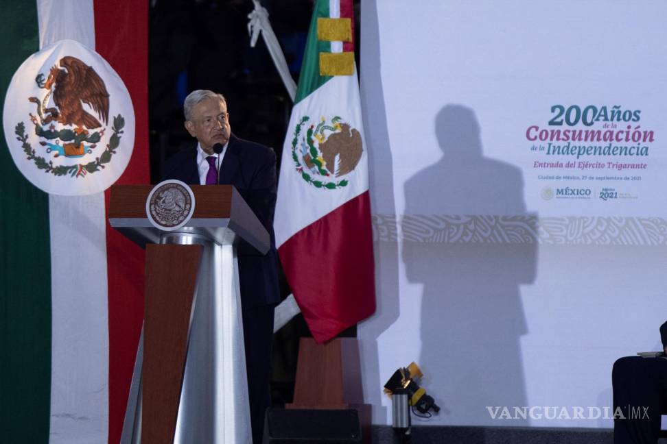 $!El presidente de México Andrés Manuel López Obrador (c) habla durante la ceremonia del 200 aniversario de la consumación de independencia en Ciudad de México (México). EFE/Carlos Ramírez