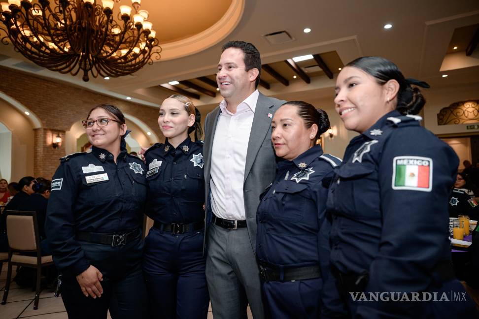 $!Durante el homenaje, se destacó la labor de las mujeres que, además de ser madres, enfrentan con profesionalismo los retos diarios del servicio policial.