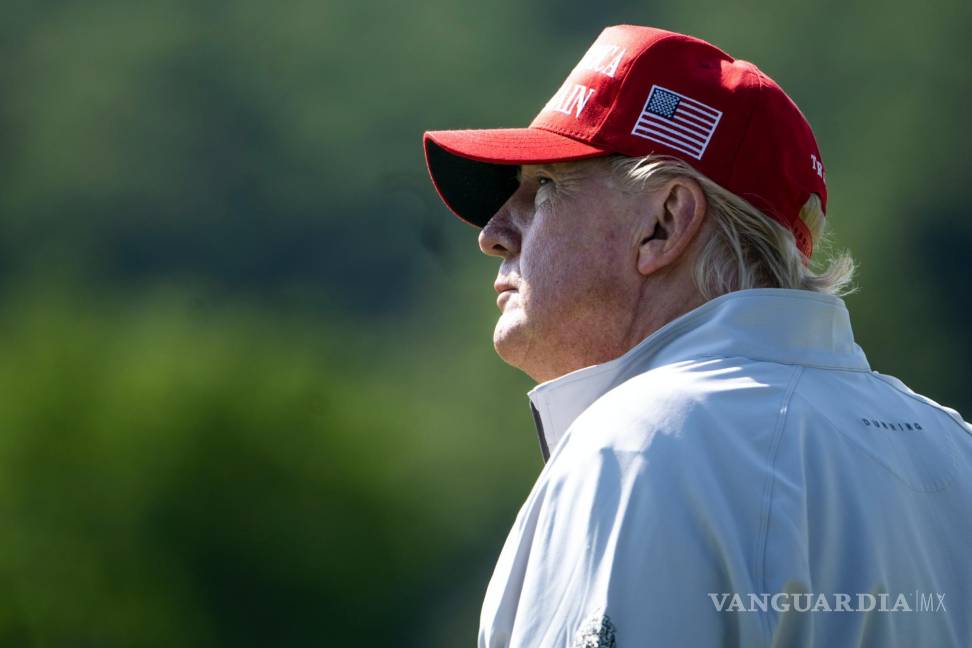 $!El expresidente Donald Trump durante el torneo LIV Golf pro-am, en Trump National Golf en Sterling, Virginia.