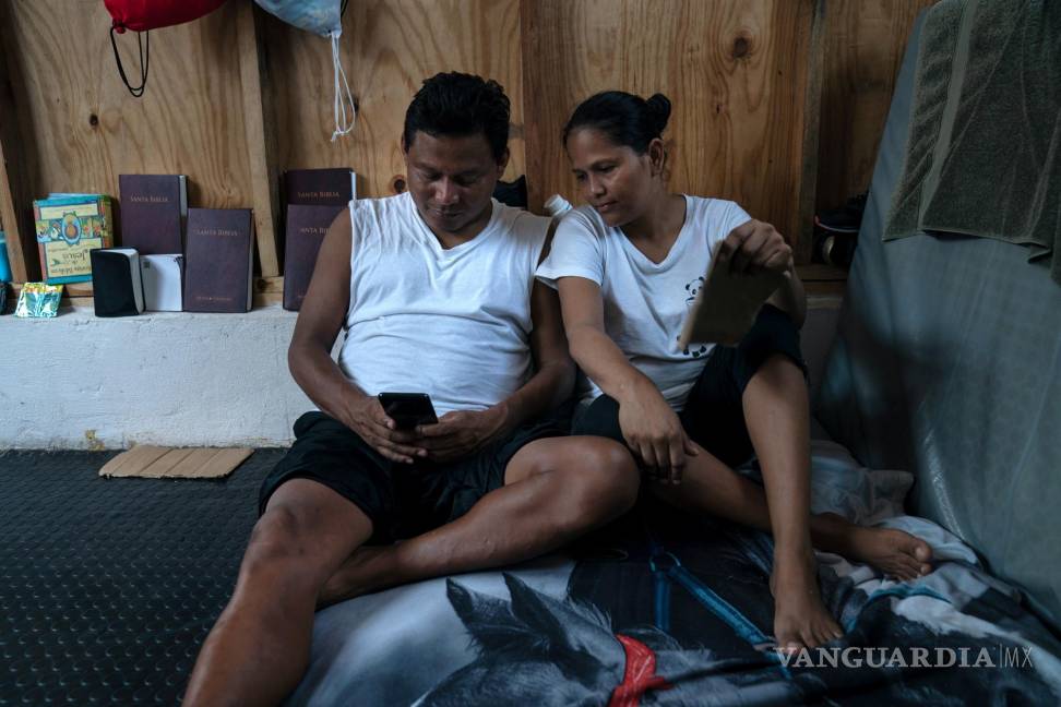 $!Marvin Sánchez, 42, y Cintia Medina, 40, de Honduras, en Senda de Vida en Ciudad Juárez, México.