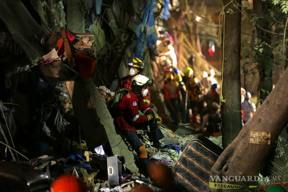 $!CIUDAD DE MÉXICO, 24 DICIEMBRE 2017 | Trabajos de rescate de por lo menos 7 personas con vida, confirmadas, que se encontraban de bajo de los 4 pisos que se desplomaron en el edificio C1 de la Unidad Habitacional Tlalpan. En el lugar apoyaron los trabajos rescatistas de El Salvador y del estado de Jalisco, además de por lo menos tres perros ayudaron con la localización de las personas.