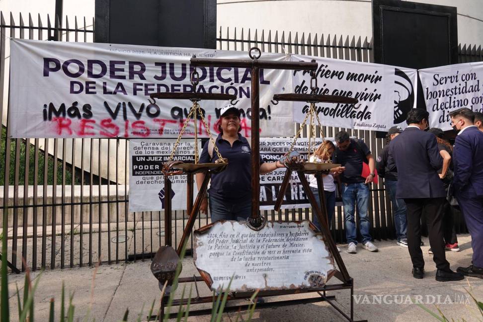 $!Trabajadores del PJF colocaron el monumento de una balanza frente a la sede del Senado de la República a manera de protesta contra la Reforma al Poder Judicial.