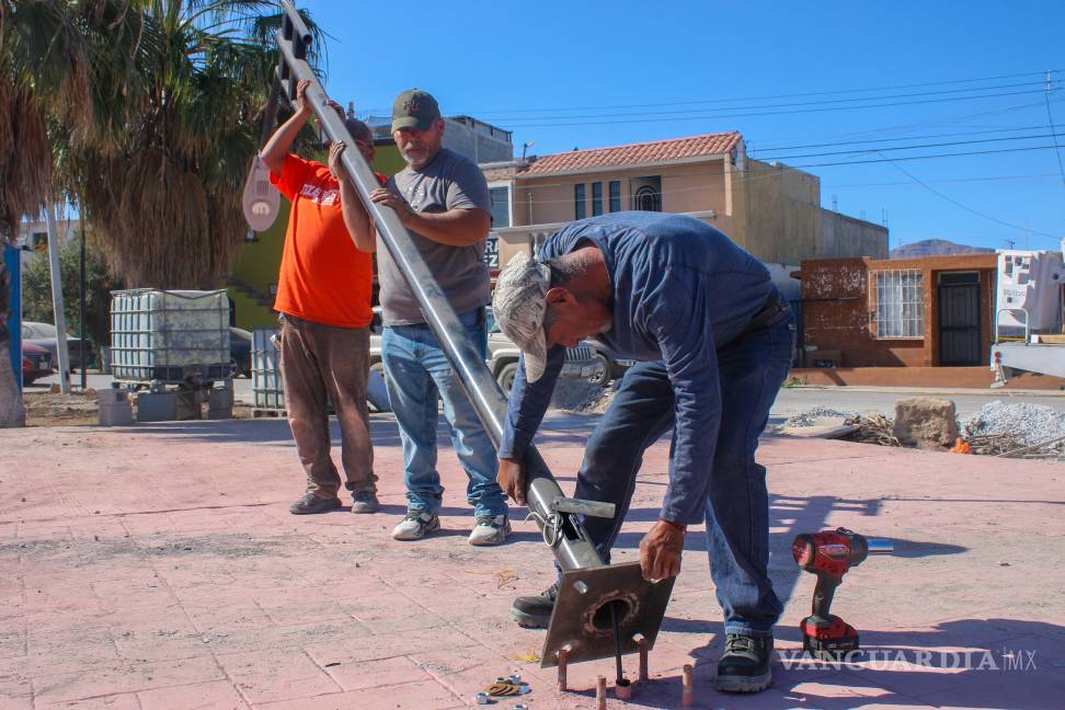 $!Trabajadores municipales instalan luminarias LED en la plaza Fidel Velázquez, reforzando la seguridad y modernizando el alumbrado para beneficio de las familias que frecuentan este espacio.