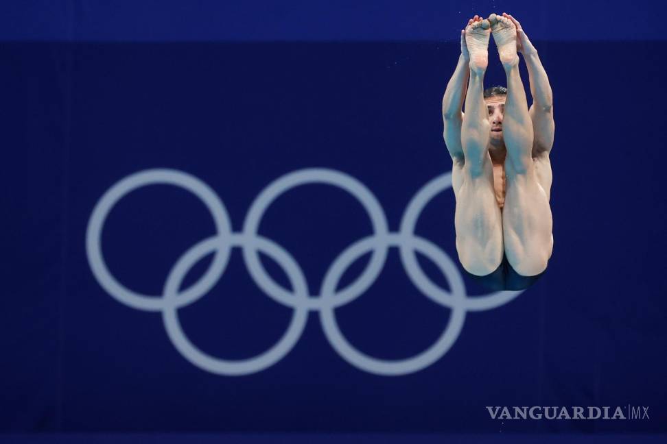 $!Rommel Pacheco de México salta antes de la final de trampolín 3m durante los Juegos Olímpicos 2020 en el Centro Acuático de Tokio. Japón. EFE