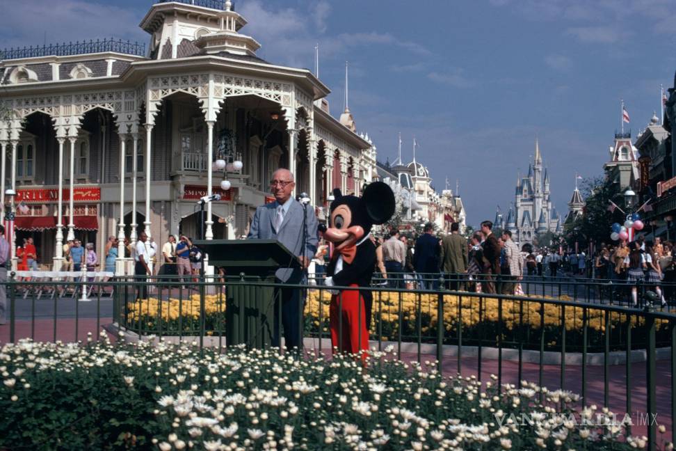 $!Fotografía de archivo cedida por Disney y fechada el 25 de octubre de 1971 donde aparece Roy O. Disney (i) y Mickey Mouse durante una ceremonia de dedicación en la calle principal del parque temático Magic Kingdom en Lake Buena Vista, Florida (Estados Unidos). EFE/Disney