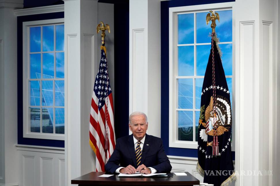 $!El presidente de los Estados Unidos, Joe Biden, se dirige al Foro virtual de las principales economías sobre energía y clima desde el auditorio de South Court en la Casa Blanca en Washington, DC.. EFE/EPA/Yuri Gripas