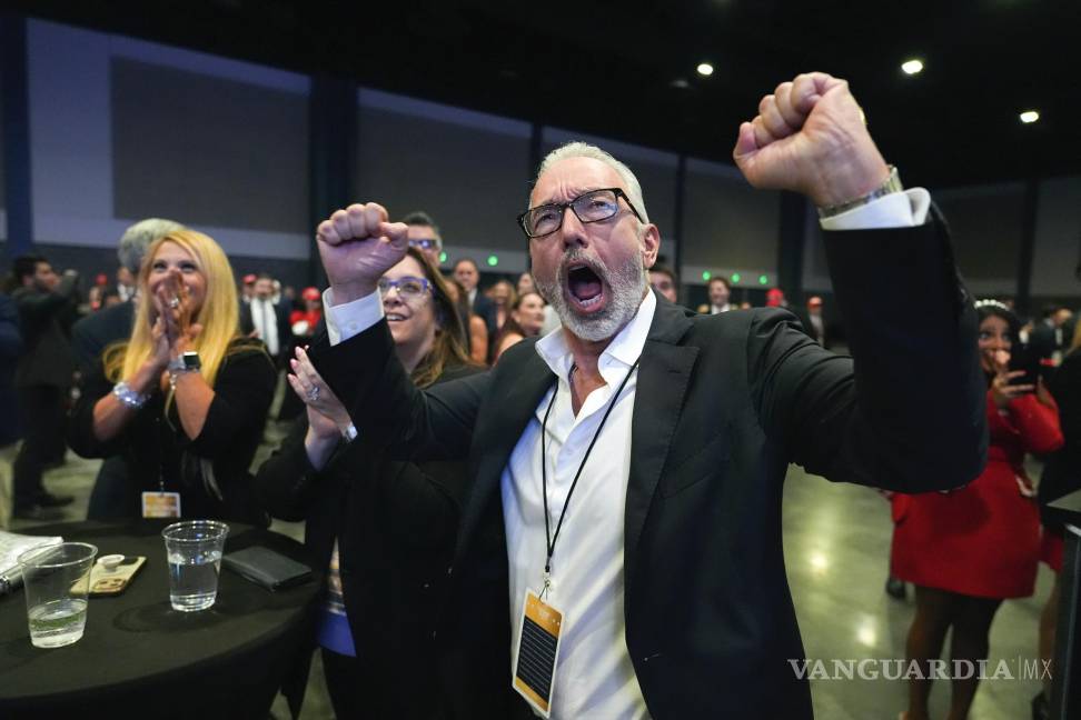 $!Matt Patella, de Boca Raton, Florida, reacciona a los resultados durante una fiesta para ver las elecciones del candidato presidencial republicano Donald Trump.