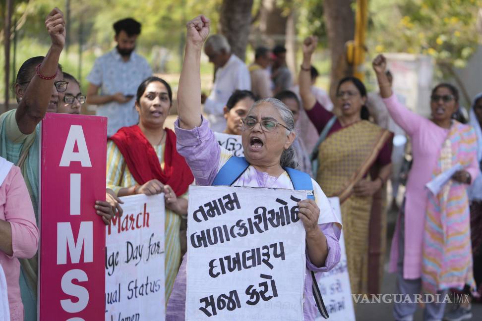 $!Las mujeres gritan consignas durante una manifestación para conmemorar el Día Internacional de la Mujer en Ahmedabad, India.