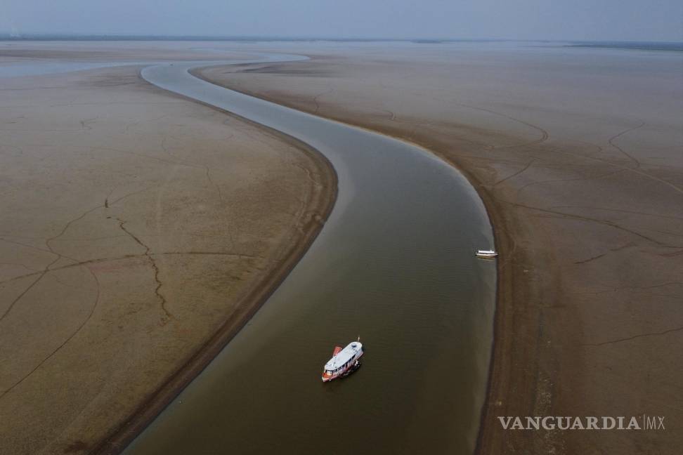 $!Un transbordador navega por un tramo del río Amazonas afectado por la grave sequía, cerca de Manacapuru, Brasil, el 27 de septiembre de 2023.