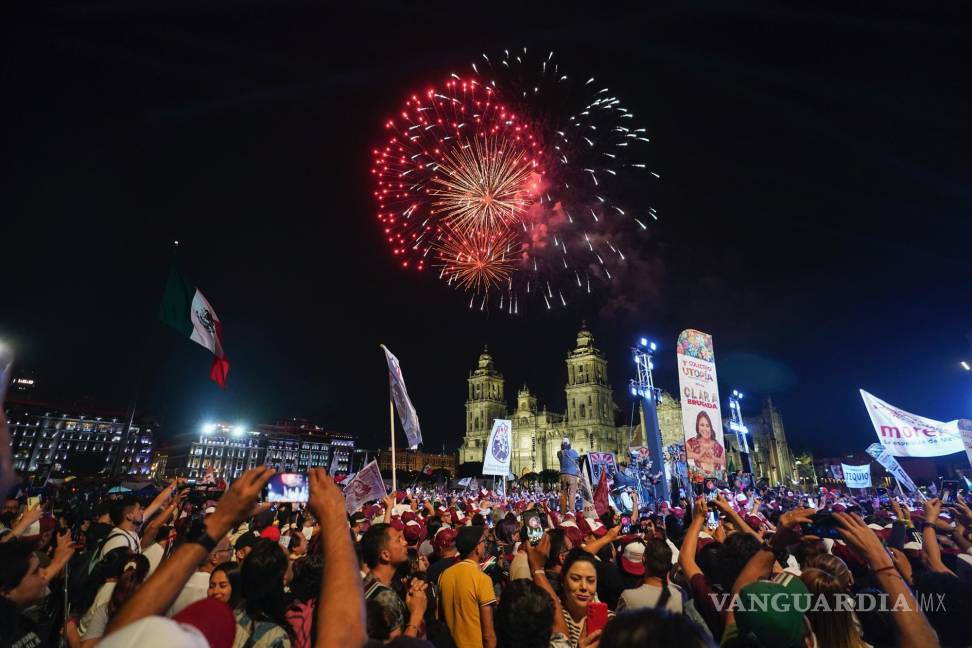 $!Vista de fuegos artificiales mientras los partidarios de la futura presidenta Claudia Sheinbaum celebran en el Zócalo de la Ciudad de México.