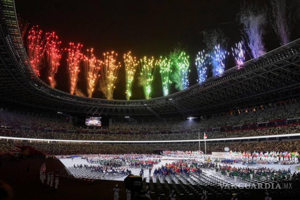 $!Los fuegos artificiales iluminan el Estadio Olímpico durante la ceremonia de apertura de los Juegos Paralímpicos de Tokio 2020 en Tokio, Japón. EFE/EPA/Szilard Koszticsak