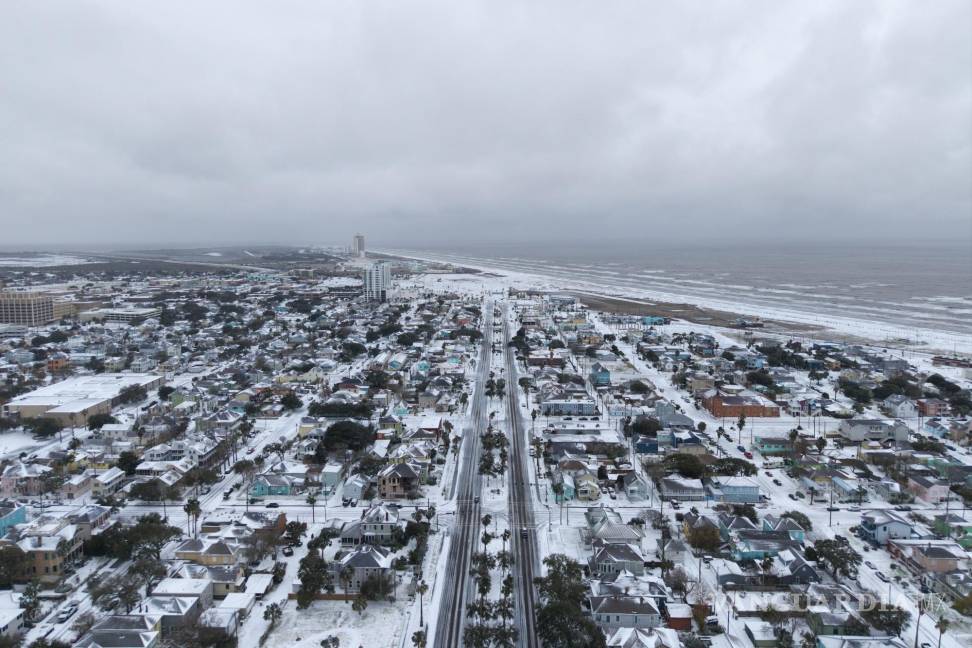 $!Esta imagen proporcionada por Michael Grimes, de 409 Dronegraphy, muestra nieve sobre Galveston, Texas, la mañana del 21 de enero de 2025.