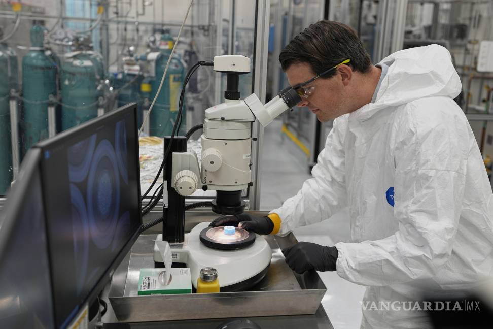 $!Taylor Duffin, de TRISO-X, una subsidiaria de X-Energy, observa una muestra de combustible TRISO a través de un microscopio en Oak Ridge, Tennessee.