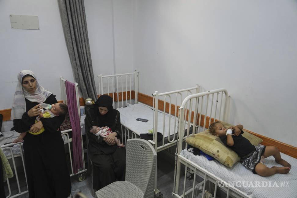 $!Mujeres palestinas cuidan a sus bebés desnutridos en el hospital Amigos del Paciente en Ciudad de Gaza.