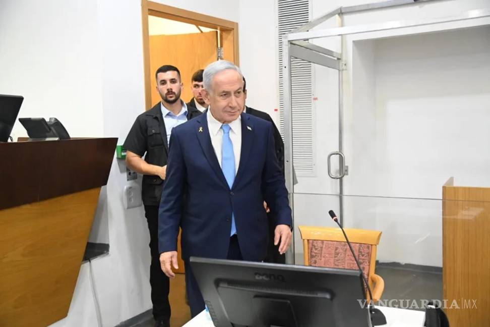 $!El primer ministro israelí, Benjamin Netanyahu, en una de las sesiones de su juicio por corrupción en el tribunal de distrito de Tel Aviv.
