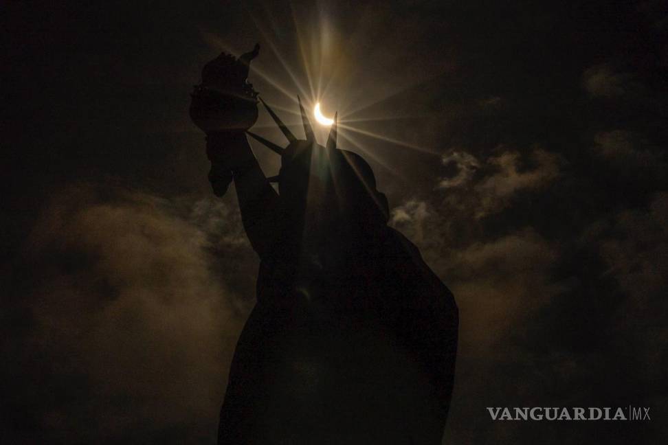 Así cautiva, maravilla y asombra el eclipse solar desde Mazatlán hasta la isla de Terranova (fotos)