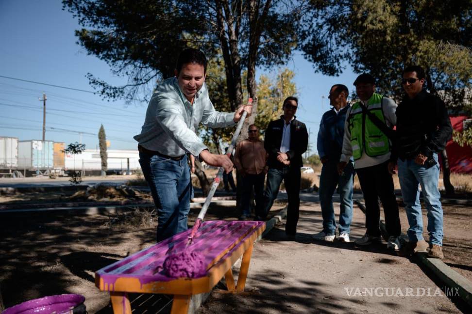 $!Cuadrillas municipales realizan labores de limpieza y pintura en la plaza de la colonia Virreyes Obrera como parte del programa Aquí Andamos.