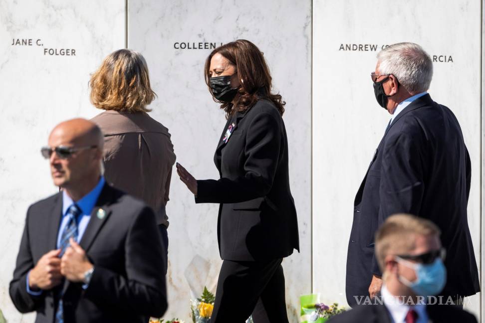 $!En el vigésimo aniversario del 11 de septiembre, la vicepresidenta de Estados Unidos, Kamala Harris (c), visita el Monumento Nacional del Vuelo 93 en Shanksville, Pensilvania. EFE/EPA/Jim Lo Scalzo