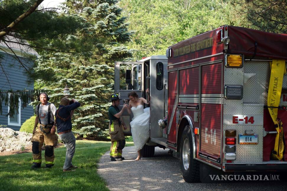 $!¡Los apagafuegos salvan el día! Recién casados llegan a su fiesta en camión de bomberos