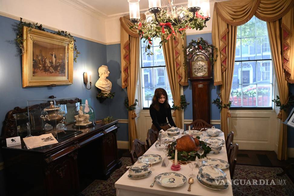 $!Un empleado del museo ajusta una mesa de Navidad durante un photocall en el Museo Charles Dickens de Londres. EFE/EPA/Facundo Arrizabalaga