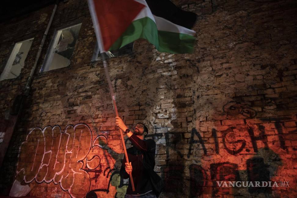$!Un hombre ondea una bandera palestina en una manifestación en defensa de la libertad de Palestina y contra la ocupación de sus territorios, en Sao Paulo, Brasil.