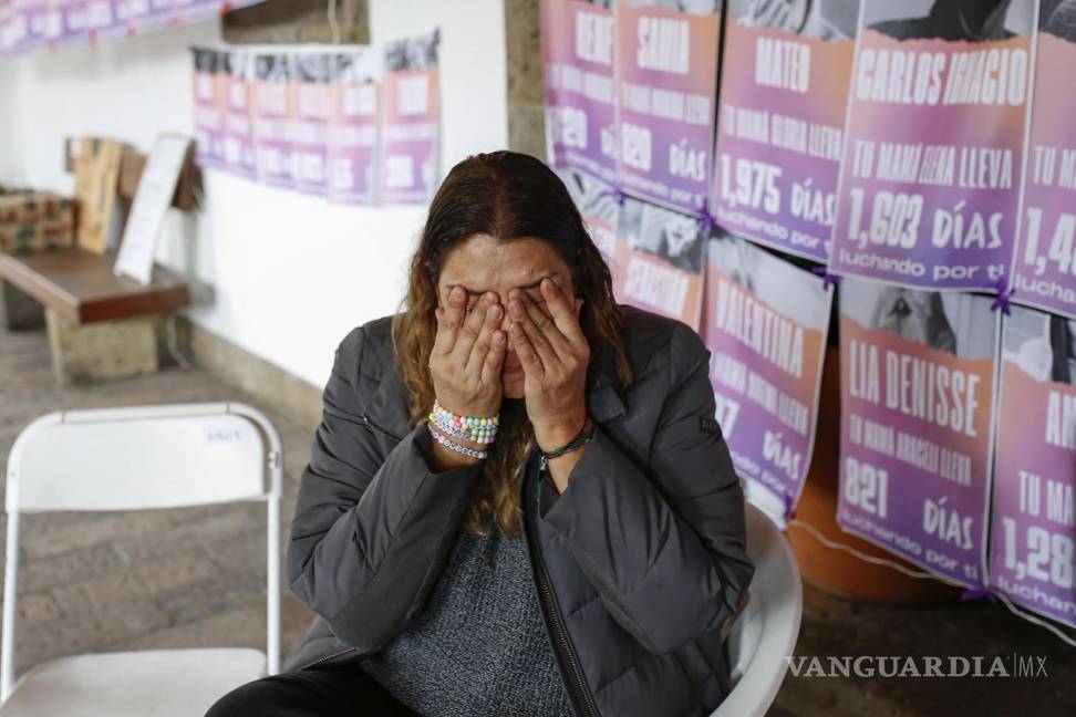 $!La cofundadora del Frente Nacional contra la Violencia Vicaria, Lisi Celis, llora durante una entrevista con EFE, en las afueras de Casa Jalisco en Guadalajara.