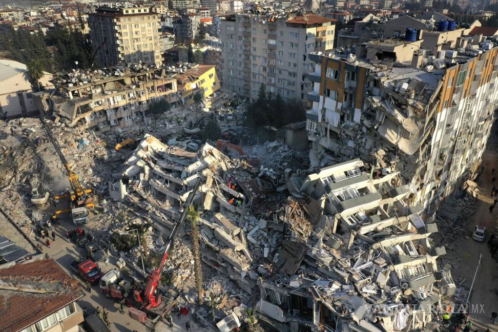 $!Antakya, ubicada al suroeste de Turquía, fue una de las ciudades afectadas, donde equipos de rescate remueven escombros en edificios colapsados.