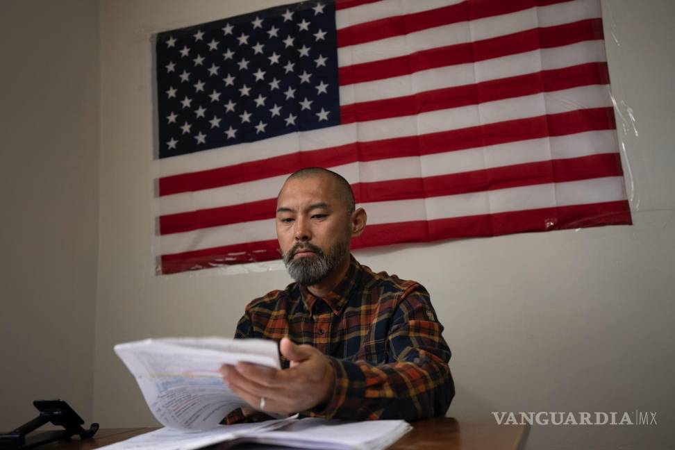 $!El migrante chino Li Kai, también conocido como Khaled, de etnia musulmana Hui, estudia para obtener una licencia de conducir en Flushing, Nueva York.