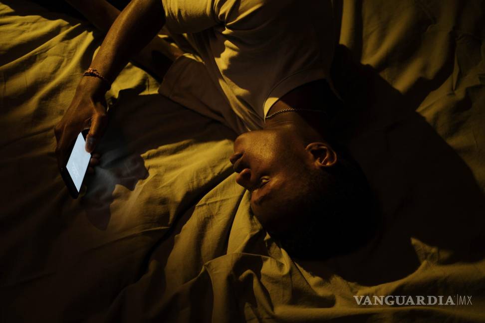$!Relajarse previo a dormir contribuye a un correcto descanso, no así el uso del celular.